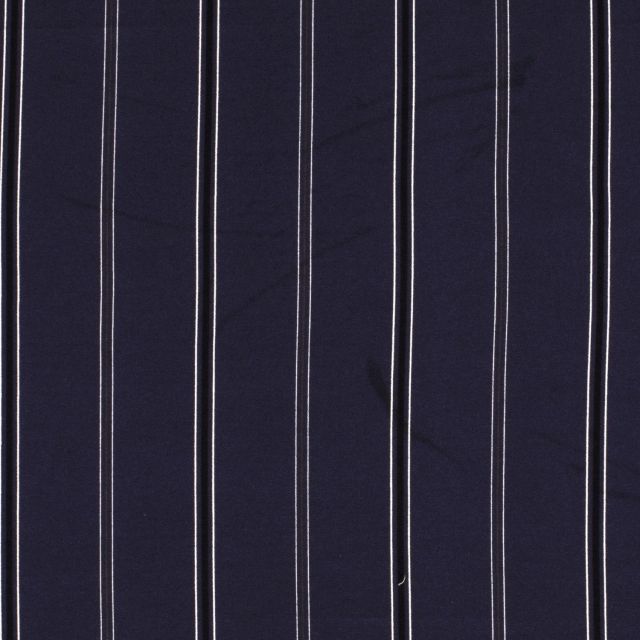 Tissu crêpe imprimé Rayures noires et grises sur fond Bleu marine - Par 10 cm