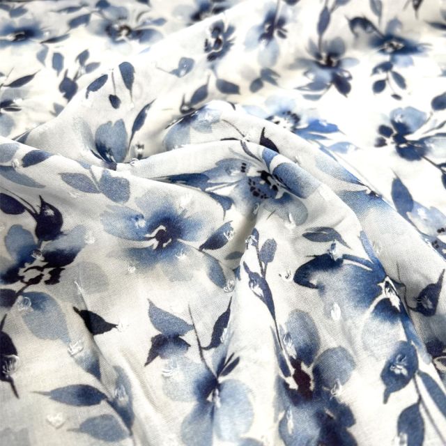 Tissu Viscose plumetis Fleuris bleu sur fond Blanc