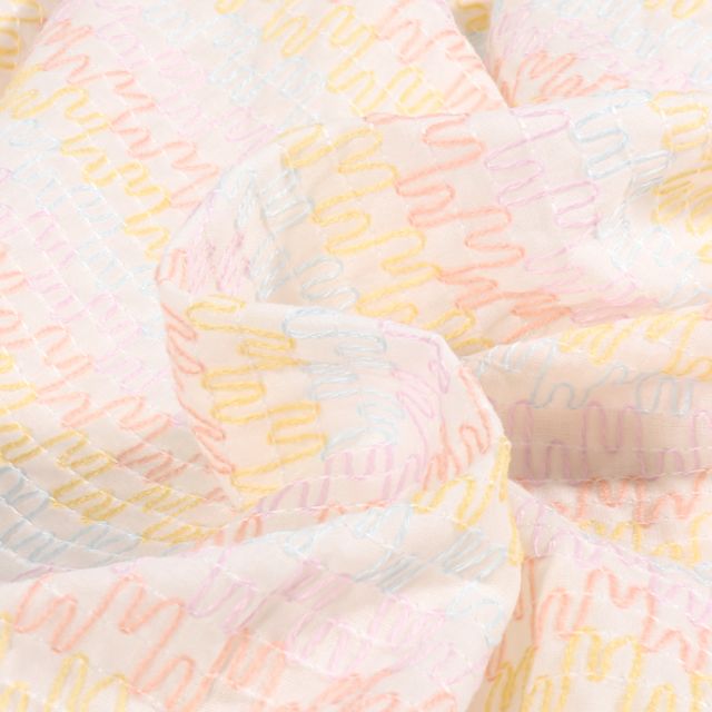 Tissu Voile de Coton brodé Zig zag pastels sur fond Blanc