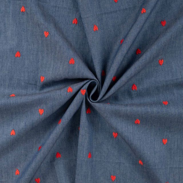 Tissu Chambray Coton Coeurs brodés rouges sur fond Bleu jean