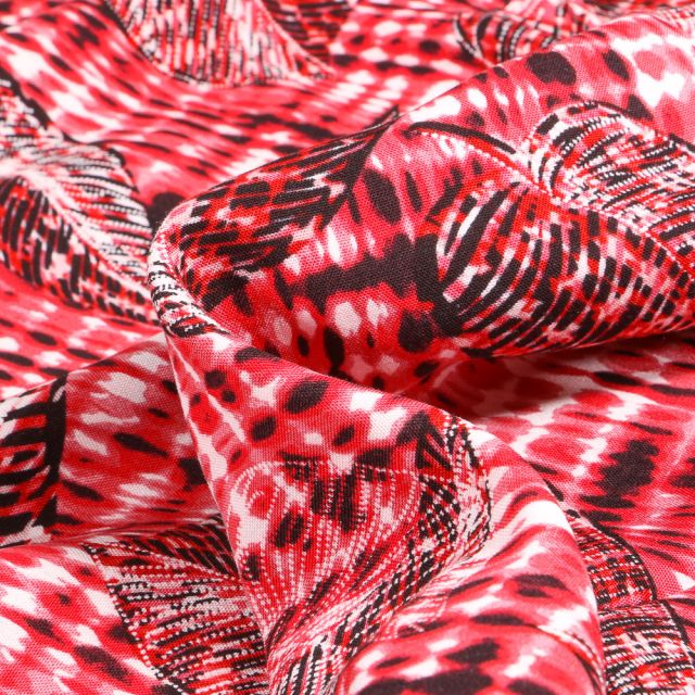 Tissu Viscose légère Plumes et feuilles Noir sur fond Rouge