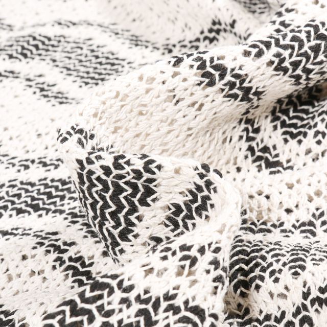 Tissu Crochet dentelle Chevrons noirs sur fond Blanc cassé