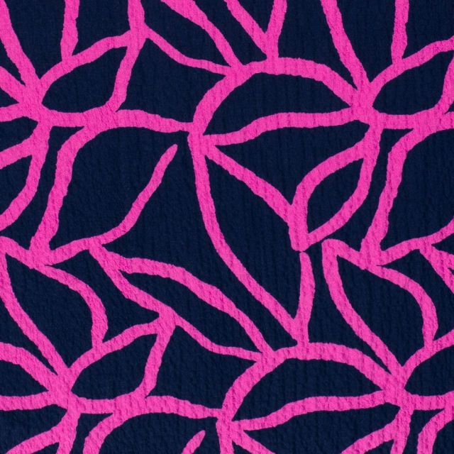 Tissu Viscose gaufré Feuillage fuschia sur fond Bleu marine