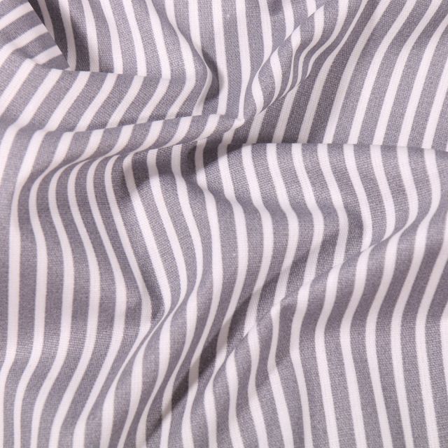 Tissu Coton enduit Fines rayures blanches sur fond Gris clair - Par 10 cm