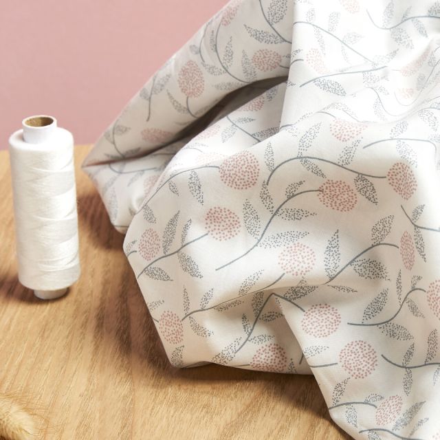 Tissu Batiste de coton Craftine Douceur florale Blanc cassé - Par 10 cm