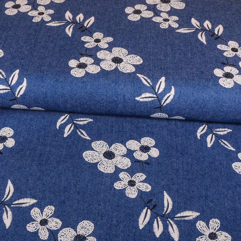 Tissu Chambray Fleurs Blanches sur fond Bleu jean